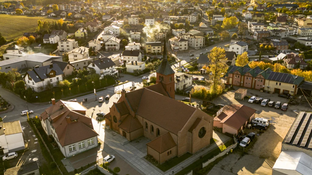 Widok z drona na kościół św. Jana Chrzciciela w Sierakowicach