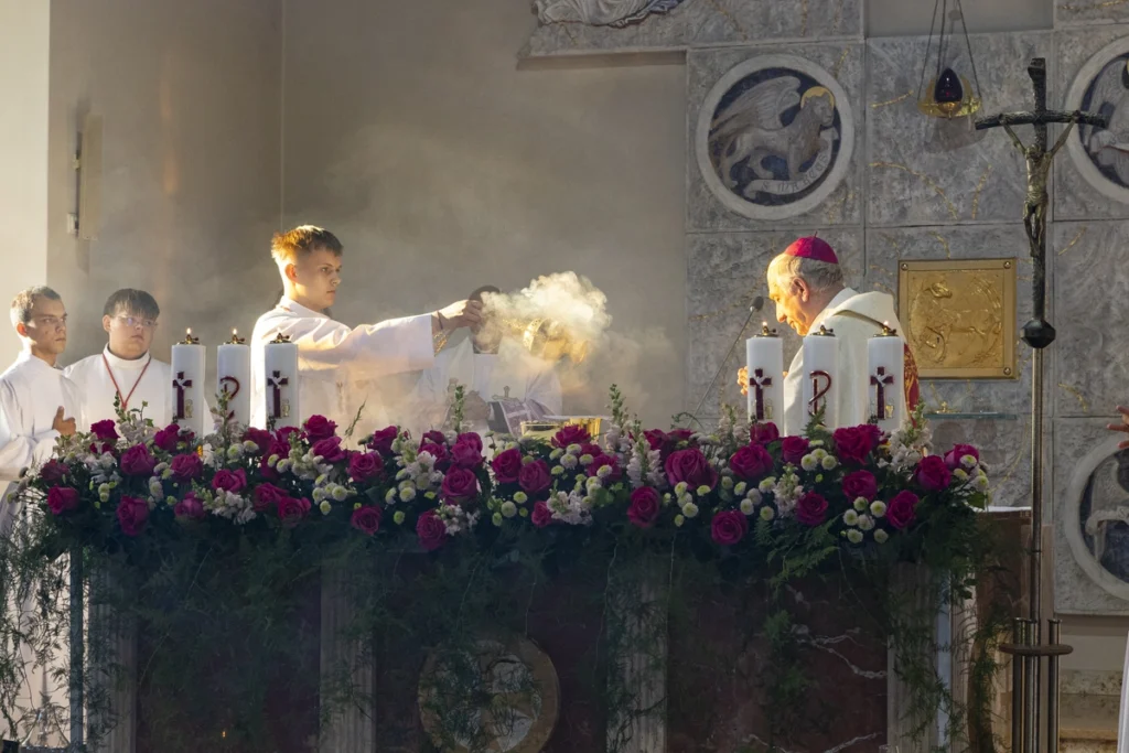 Bp Ryszard Kasyna w parafii św. Jana w Sierakowicach