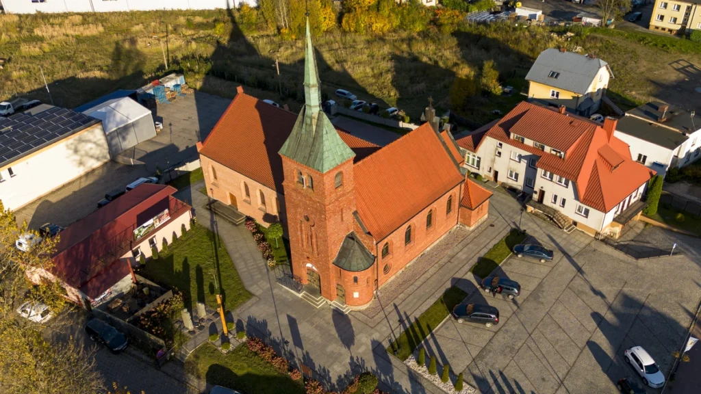 Widok na świątynię w Sierakowicach